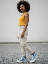 High - Top Plateau Sneaker mit Blumenstickerei – in großen Größen von CurvyRausch. Stylische Plus Size Fashion für kurvige Frauen.