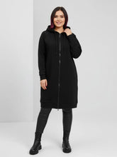 Hoodielook Sweatjacke Skull – Rockige Curvy Mode – in großen Größen von CurvyRausch. Stylische Plus Size Fashion für kurvige Frauen.