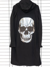 Hoodielook Sweatjacke Skull – Rockige Curvy Mode – in großen Größen von CurvyRausch. Stylische Plus Size Fashion für kurvige Frauen.