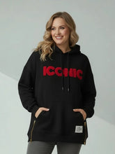ICONIC Hoodie mit Teddy - Schriftzug – in großen Größen von CurvyRausch. Stylische Plus Size Fashion für kurvige Frauen.