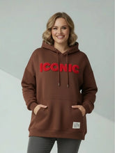 ICONIC Hoodie mit Teddy - Schriftzug – in großen Größen von CurvyRausch. Stylische Plus Size Fashion für kurvige Frauen.