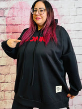ICONIC Hoodie mit Teddy - Schriftzug – in großen Größen von CurvyRausch. Stylische Plus Size Fashion für kurvige Frauen.