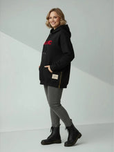 ICONIC Hoodie mit Teddy - Schriftzug – in großen Größen von CurvyRausch. Stylische Plus Size Fashion für kurvige Frauen.