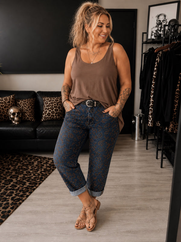 Jeans mit Leo-Strassdekor in Bronze auf blauem Denim, getragen mit braunem Top, Nietengürtel und Sandalen, in großen Größen von CurvyRausch