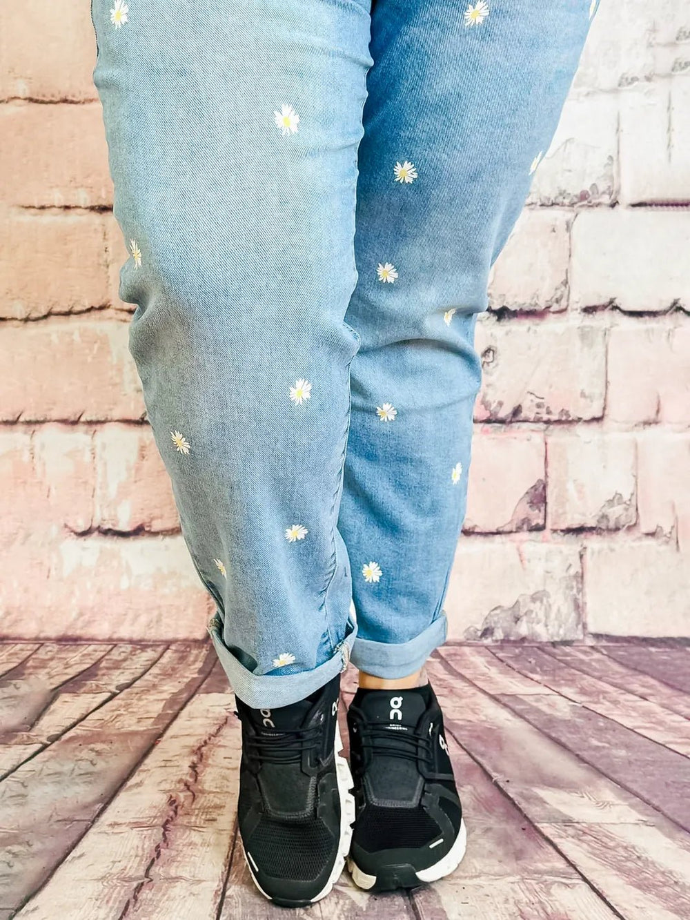 Jeans mit Gänseblümchen – in großen Größen von CurvyRausch. Stylische Plus Size Fashion für kurvige Frauen.