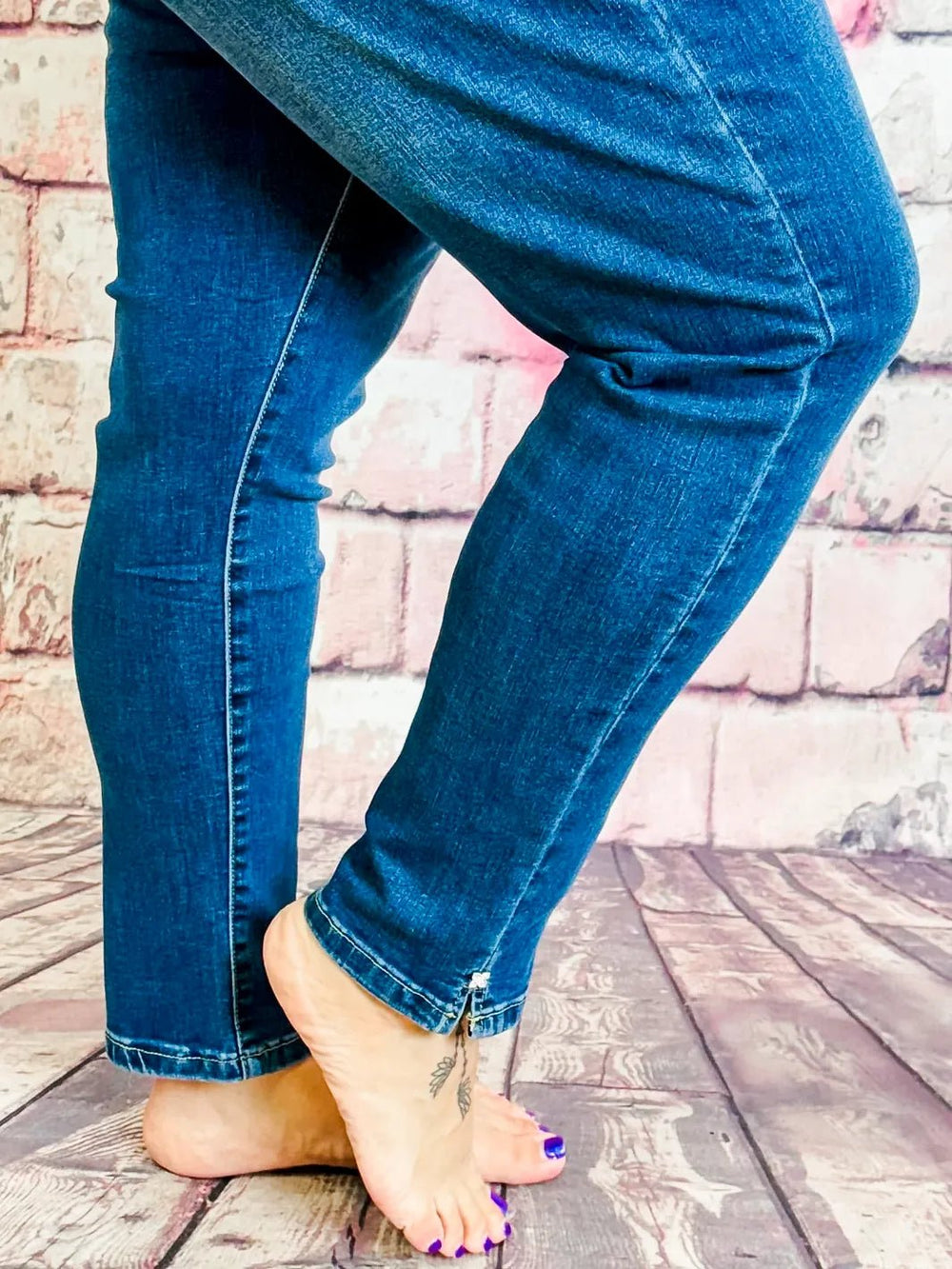 Jeans mit Strassblümchen – in großen Größen von CurvyRausch. Stylische Plus Size Fashion für kurvige Frauen.