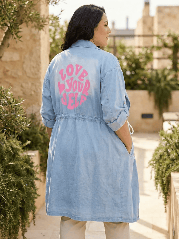 Jeansjacke mit Statement Print Rücken – in großen Größen von CurvyRausch. Stylische Plus Size Fashion für kurvige Frauen.