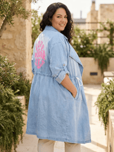 Jeansjacke mit Statement Print Rücken – in großen Größen von CurvyRausch. Stylische Plus Size Fashion für kurvige Frauen.