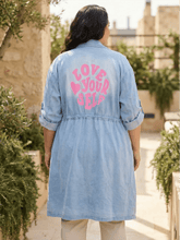 Jeansjacke mit Statement Print Rücken – in großen Größen von CurvyRausch. Stylische Plus Size Fashion für kurvige Frauen.