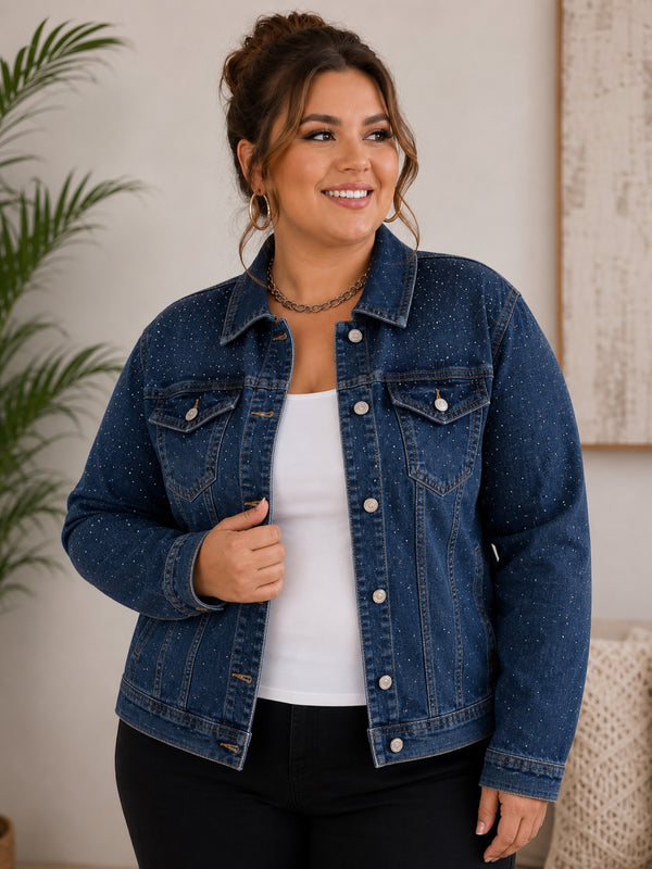 Jeansjacke Strass Glamour aus der Nähe – Brusttaschen mit Patte, silberfarbene Knöpfe und feiner Strassbesatz auf dem Denim
