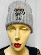 Karlchen Mütze mit Strass & Glitzer – in großen Größen von CurvyRausch. Stylische Plus Size Fashion für kurvige Frauen.