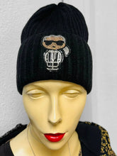 Karlchen Mütze mit Strass & Glitzer – in großen Größen von CurvyRausch. Stylische Plus Size Fashion für kurvige Frauen.