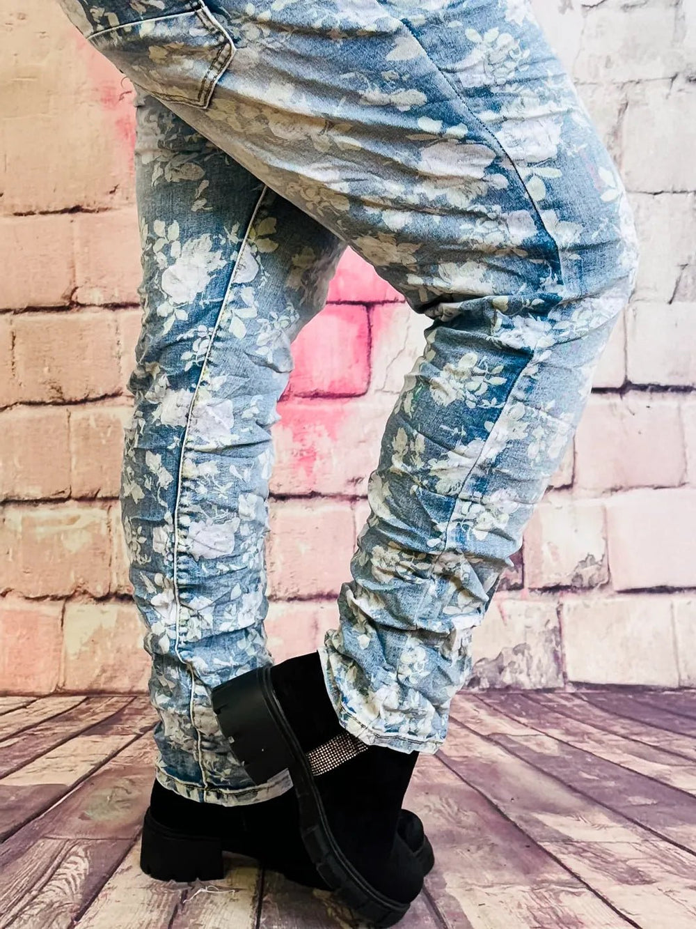 Karostar Jeans mit floralem Muster – in großen Größen von CurvyRausch. Stylische Plus Size Fashion für kurvige Frauen.