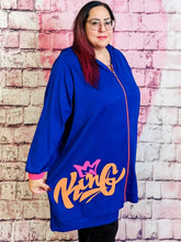 King Sweatjacke mit Neon - Print – in großen Größen von CurvyRausch. Stylische Plus Size Fashion für kurvige Frauen.