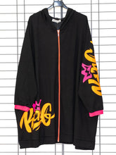 King Sweatjacke mit Neon - Print – in großen Größen von CurvyRausch. Stylische Plus Size Fashion für kurvige Frauen.