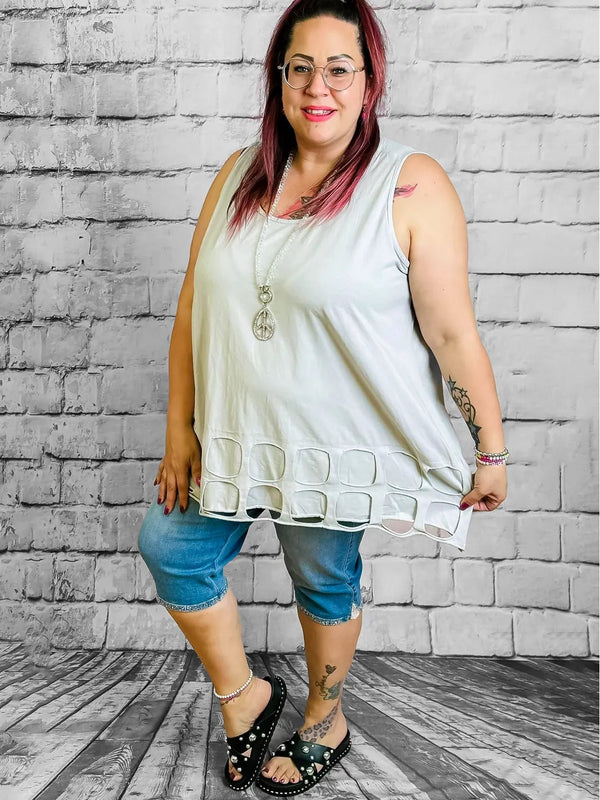 Kurze Jeanshose mit Dekor - CurvyRausch - Neuheit - Plus Size Damenmode