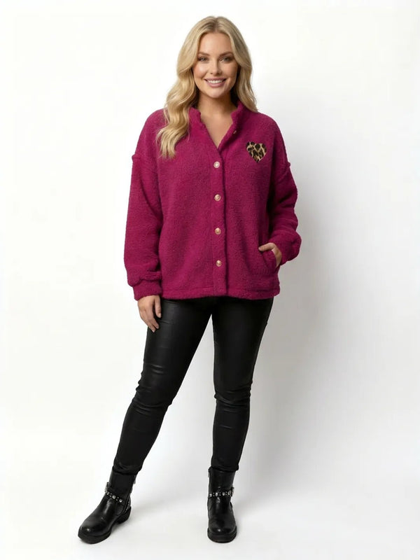 Kuschel - Jacke Teddyoptik mit Leo - Herz in Große Größen – in großen Größen von CurvyRausch. Stylische Plus Size Fashion für kurvige Frauen.