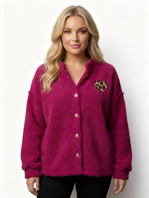Kuschel - Jacke Teddyoptik mit Leo - Herz in Große Größen – in großen Größen von CurvyRausch. Stylische Plus Size Fashion für kurvige Frauen.