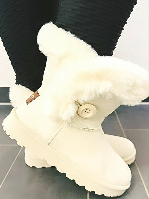 Kuschelige Winterboots mit flauschigem Kunstfellbesatz – in großen Größen von CurvyRausch. Stylische Plus Size Fashion für kurvige Frauen.