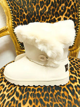 Kuschelige Winterboots mit flauschigem Kunstfellbesatz – in großen Größen von CurvyRausch. Stylische Plus Size Fashion für kurvige Frauen.