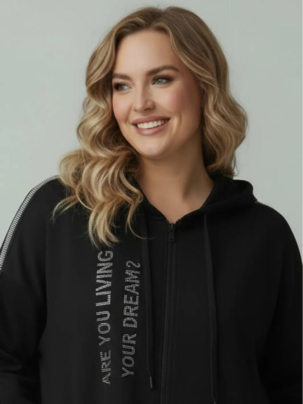 Lange Sweatjacke Skull Engelsflügel – in großen Größen von CurvyRausch. Stylische Plus Size Fashion für kurvige Frauen.
