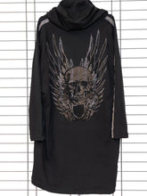 Lange Sweatjacke Skull Engelsflügel – in großen Größen von CurvyRausch. Stylische Plus Size Fashion für kurvige Frauen.