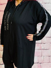 Lange Sweatjacke Skull Engelsflügel – in großen Größen von CurvyRausch. Stylische Plus Size Fashion für kurvige Frauen.