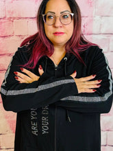 Lange Sweatjacke Skull Engelsflügel – in großen Größen von CurvyRausch. Stylische Plus Size Fashion für kurvige Frauen.