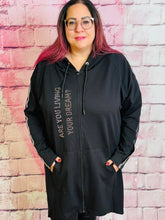 Lange Sweatjacke Skull Engelsflügel – in großen Größen von CurvyRausch. Stylische Plus Size Fashion für kurvige Frauen.
