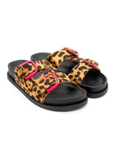 Leopard Sandalen mit pinken Schnallen – in großen Größen von CurvyRausch. Stylische Plus Size Fashion für kurvige Frauen.