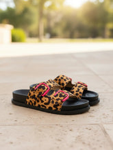 Leopard Sandalen mit pinken Schnallen – in großen Größen von CurvyRausch. Stylische Plus Size Fashion für kurvige Frauen.