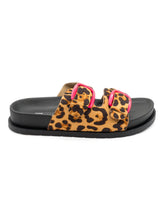 Leopard Sandalen mit pinken Schnallen – in großen Größen von CurvyRausch. Stylische Plus Size Fashion für kurvige Frauen.