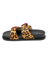 Leopard Sandalen mit pinken Schnallen – in großen Größen von CurvyRausch. Stylische Plus Size Fashion für kurvige Frauen.