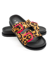Leopard Sandalen mit pinken Schnallen – in großen Größen von CurvyRausch. Stylische Plus Size Fashion für kurvige Frauen.