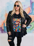 Longshirt Crazy Cat mit buntem Katzenmotiv – in großen Größen von CurvyRausch. Stylische Plus Size Fashion für kurvige Frauen.