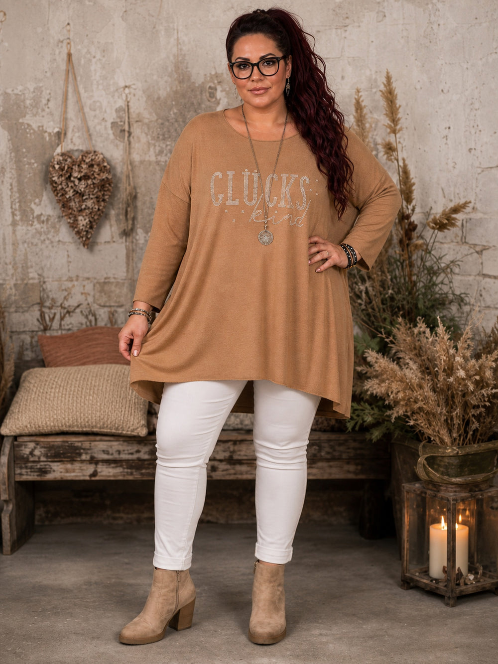 Longshirt Glückskind in Camel – Feinstrick im Oversize-Schnitt mit Strass-Schriftzug, kombiniert mit weißer Hose, in großen Größen von CurvyRausch
