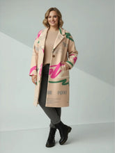 Mantel mit Schriftzug – Trendiger Herbstmantel – in großen Größen von CurvyRausch. Stylische Plus Size Fashion für kurvige Frauen.