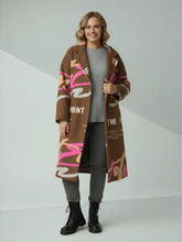 Mantel mit Schriftzug – Trendiger Herbstmantel – in großen Größen von CurvyRausch. Stylische Plus Size Fashion für kurvige Frauen.