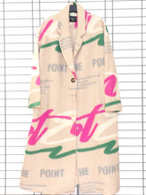 Mantel mit Schriftzug – Trendiger Herbstmantel – in großen Größen von CurvyRausch. Stylische Plus Size Fashion für kurvige Frauen.