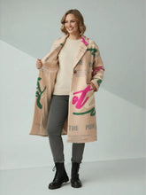 Mantel mit Schriftzug – Trendiger Herbstmantel – in großen Größen von CurvyRausch. Stylische Plus Size Fashion für kurvige Frauen.