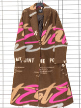 Mantel mit Schriftzug – Trendiger Herbstmantel – in großen Größen von CurvyRausch. Stylische Plus Size Fashion für kurvige Frauen.