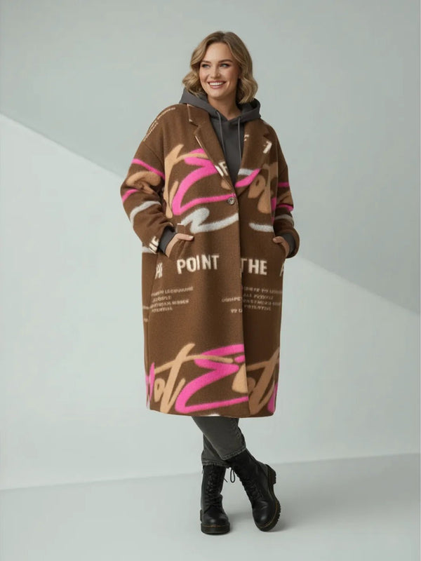 Mantel mit Schriftzug – Trendiger Herbstmantel – in großen Größen von CurvyRausch. Stylische Plus Size Fashion für kurvige Frauen.