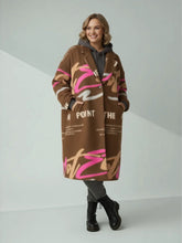 Mantel mit Schriftzug – Trendiger Herbstmantel – in großen Größen von CurvyRausch. Stylische Plus Size Fashion für kurvige Frauen.