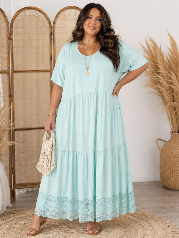 Curvy Model trägt das Maxikleid Lace Summer Flow in Mint – locker oversize mit Stufenrock und Spitzensaum, in großen Größen von CurvyRausch