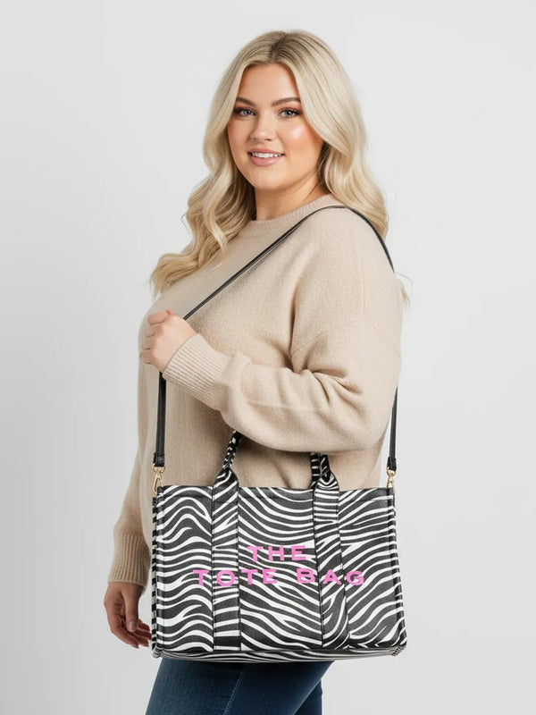 Modische Tasche mit Schultergurt Zebra Edition – in großen Größen von CurvyRausch. Stylische Plus Size Fashion für kurvige Frauen.