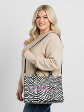Modische Tasche mit Schultergurt Zebra Edition – in großen Größen von CurvyRausch. Stylische Plus Size Fashion für kurvige Frauen.