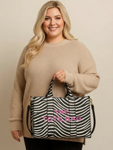 Modische Tasche mit Schultergurt Zebra Edition – in großen Größen von CurvyRausch. Stylische Plus Size Fashion für kurvige Frauen.