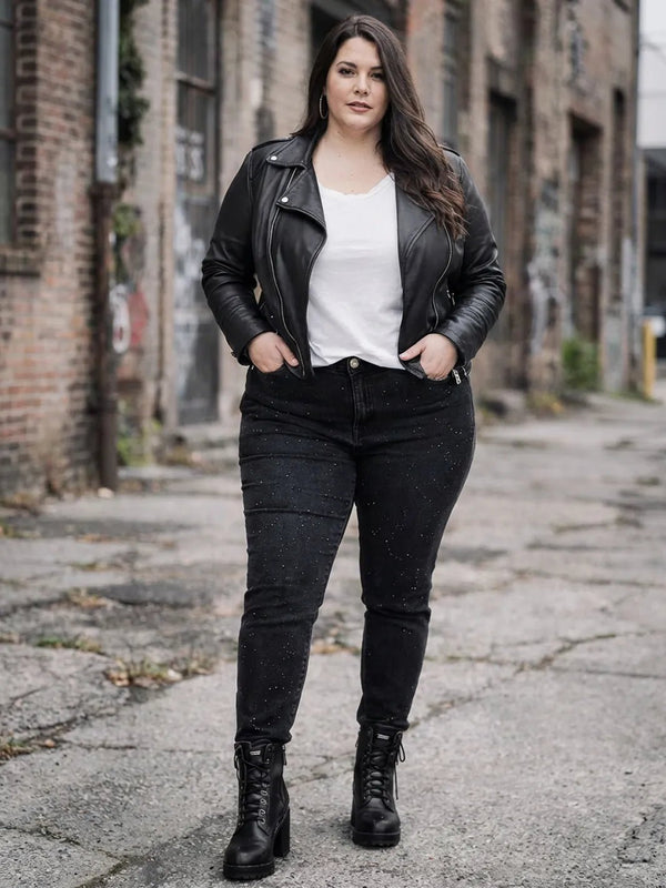 Mom Fit Jeans Black Beauty mit Strass – in großen Größen von CurvyRausch. Stylische Plus Size Fashion für kurvige Frauen.