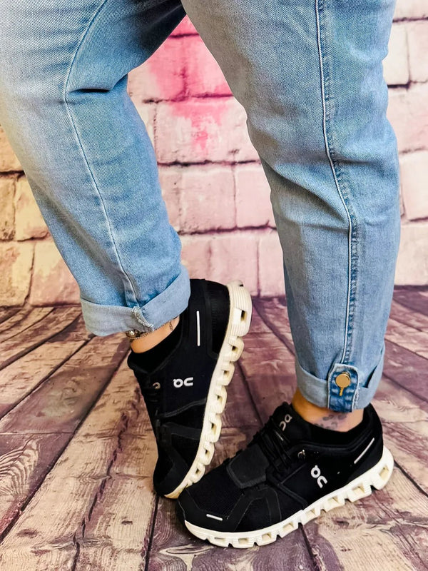 Mom Fit Jeans mit Knopfdetails – zweite Ansicht