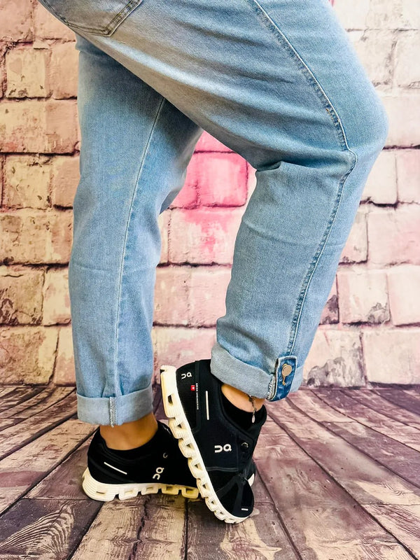 Mom Fit Jeans mit Knopfdetails – in großen Größen von CurvyRausch. Stylische Plus Size Fashion für kurvige Frauen.